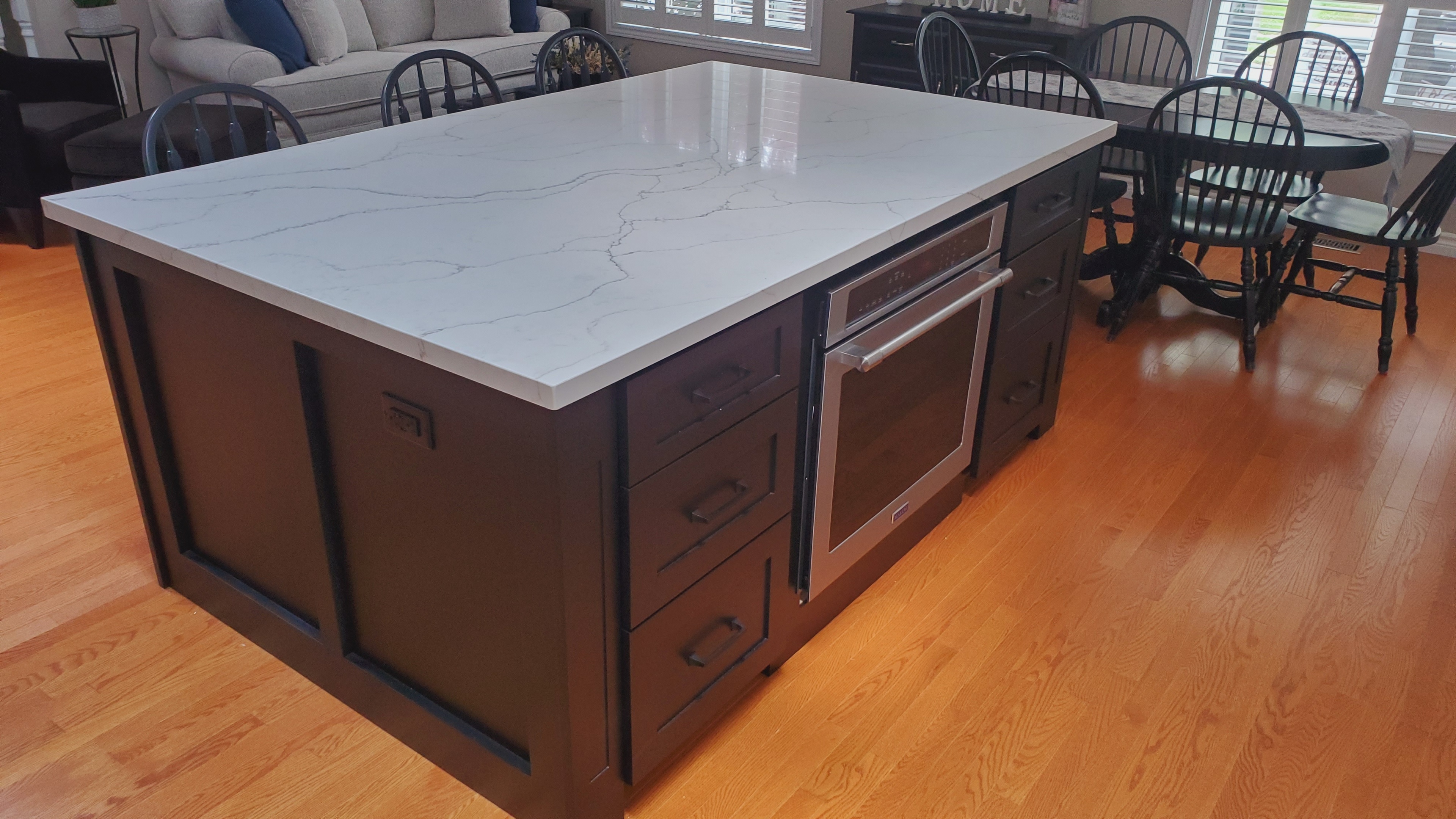 White and grey quartz countertop